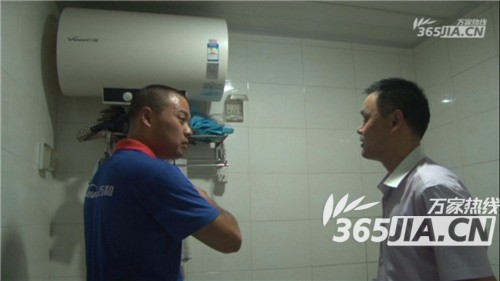乐鱼(中国)售后正在为刘师傅讲解电热水器的安全使用规范